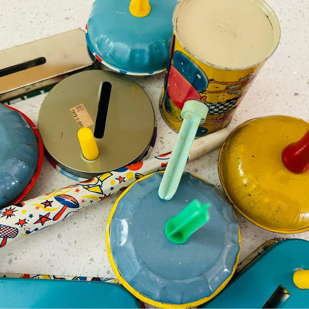 Tin noise makers lot of ten. - Picture 9 of 16